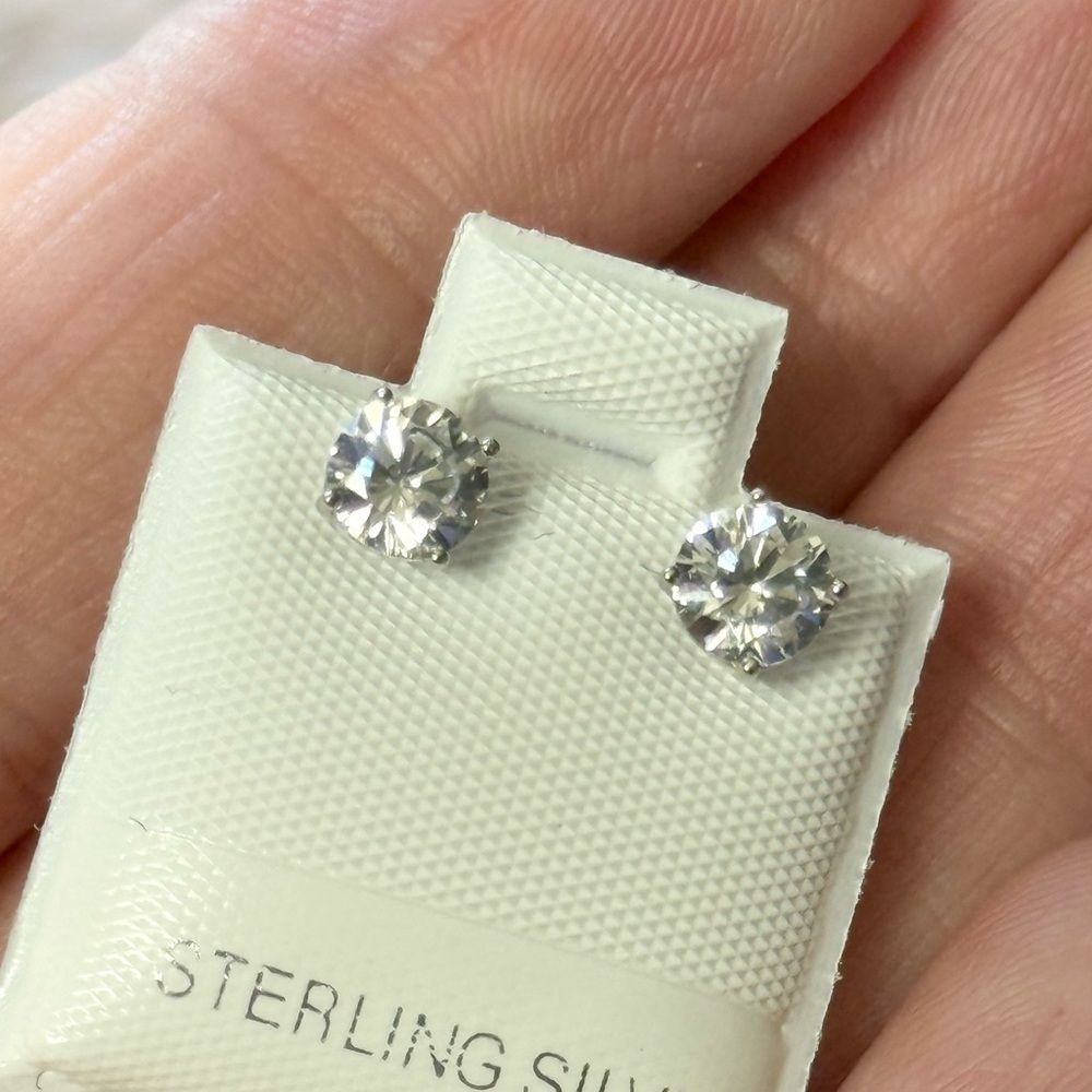 Elegant 925 Sterling Silver 3MM Genuine VVS Crystal Stud Earrings